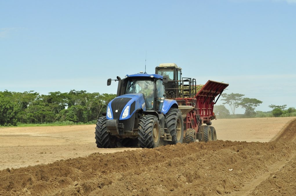 plantando-cana-com-trator