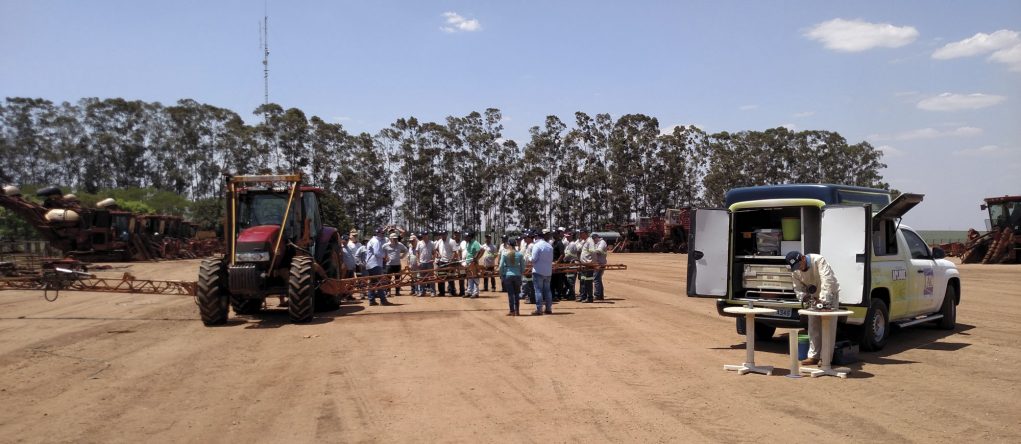 Técnicos do Aplique Bem durante treinamento de produtores para o emprego correto de pesticidas e fertilizantes