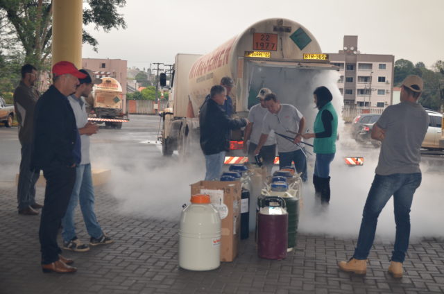 francisco-beltrao-parana-prefeitura-doa-semen-e-nitrogenio-caminhao-parque-exposicao francisco-beltrao-parana-prefeitura-doa-semen-e-nitrogenio-caminhao-parque-exposicao