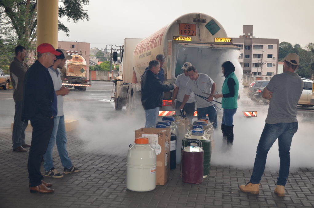 francisco-beltrao-parana-prefeitura-doa-semen-e-nitrogenio-caminhao-parque-exposicao