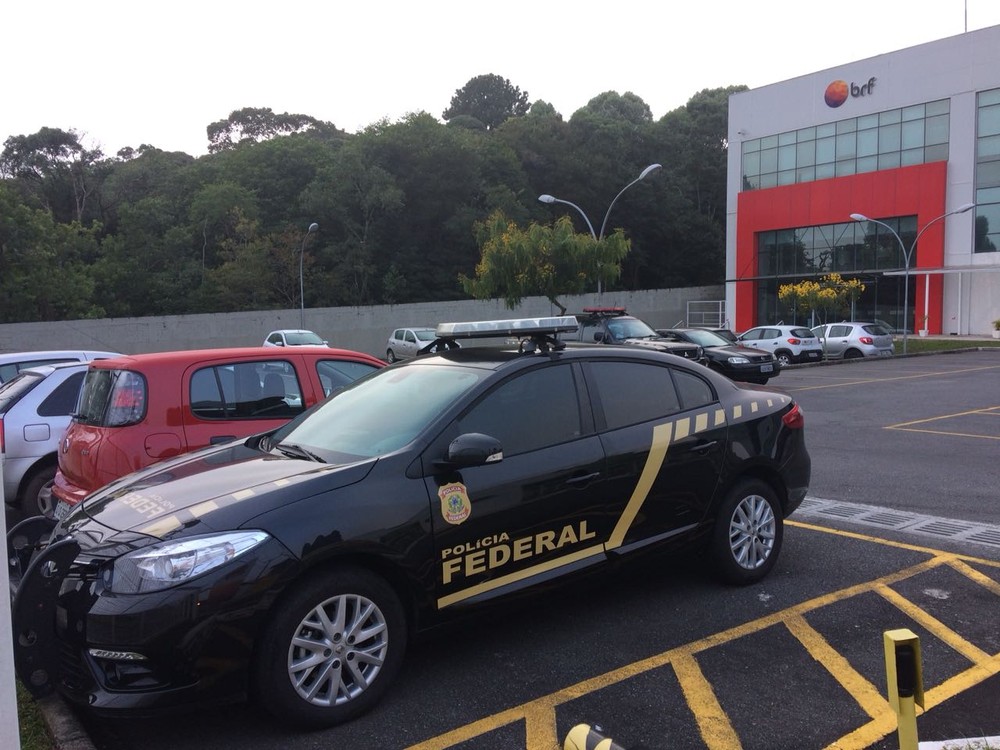 carro-da-pf-na-seda-brf-em-curitiba-3a-fase-da-operacao-carne-fraca-foi-deflagrada-nesta-segunda-feira-5-