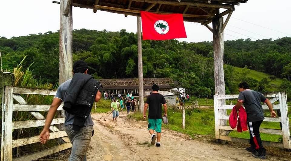 mst invadindo fazenda