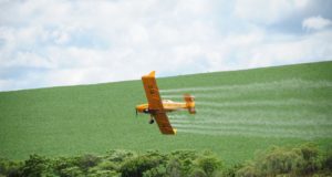 pulverização defensivos agricolas com aviao