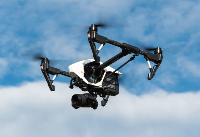 drone sobrevoando drone sobrevoando