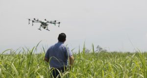 homen na lavoura operando drone