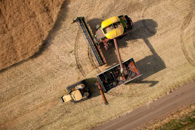 visão de drone - colheitadeira carregando caminhão visão de drone - colheitadeira carregando caminhão