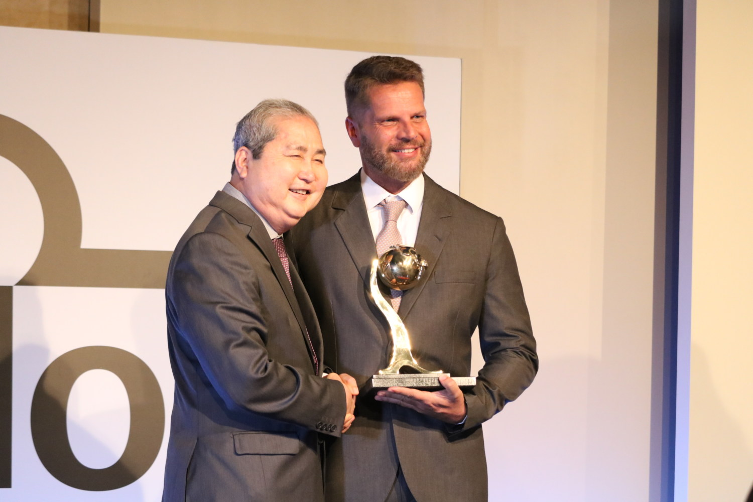 Diretor-da-ACNB-Roberto-Alves-Mendes-entregando-o-troféu-Nelore-de-Ouro...