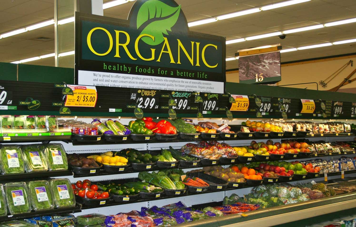 gondolas-em-supermercado-com-alimentos-organicos