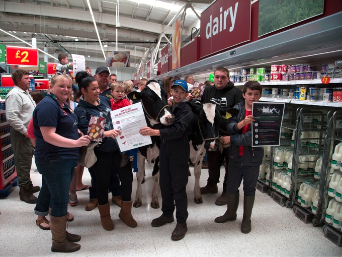 Protesto-Produtores-ingleses-levam-vacas-a-supermercado