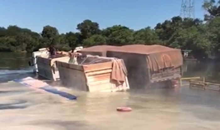 caminhoes afundam no araguaia