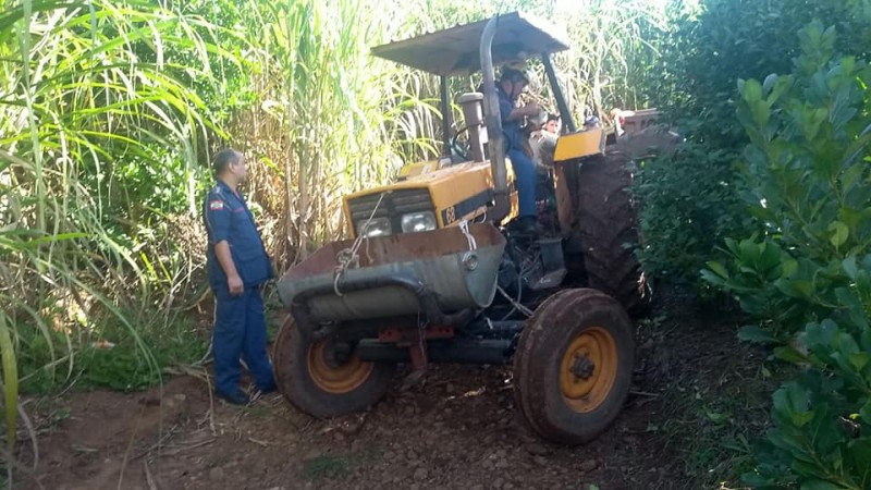 trator tomba e mata agricultor