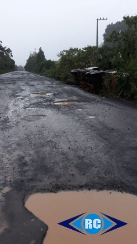 Caminhão leiteiro tomba ao tentar desviar de buracos na SC-467