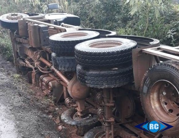 Caminhão leiteiro tomba ao tentar desviar de buracos na SC-467