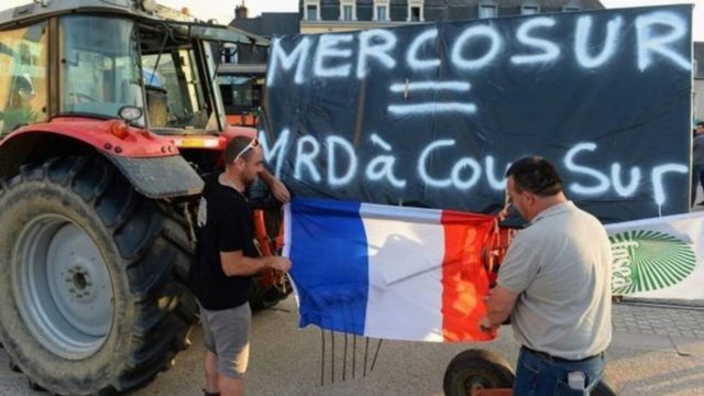 Para agricultores franceses e europeus, há uma grande diferença nos métodos de produção entre os dois blocos — Foto: AFP