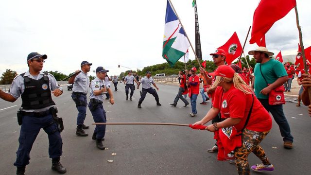 Manifestantes do MST entram em confronto com PMs no Planalto