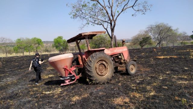 Fazenda pega fogo e idoso é encontrado morto debaixo de trator em Mineiros