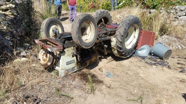 idoso morre em capotamento de trator