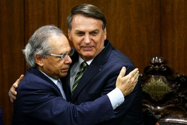 O ministro da Economia, Paulo Guedes, e o presidente Jair Bolsonaro, durante entrega do Plano mais Brasil – Transformação do Estado ao presidente do Congresso Nacional, Davi Alcolumbre