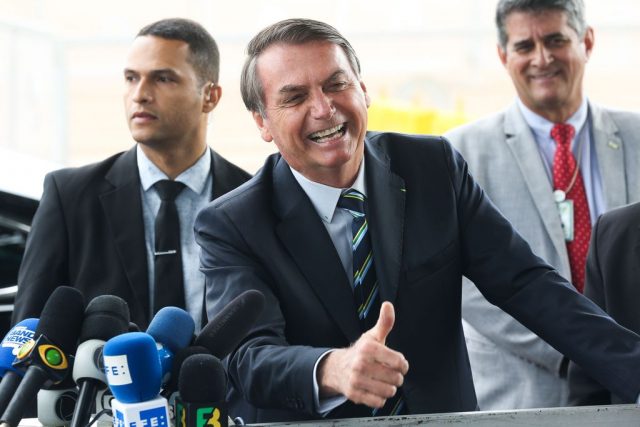 Presidente Jair Bolsonaro cumprimenta turistas no Palácio da Alvorada