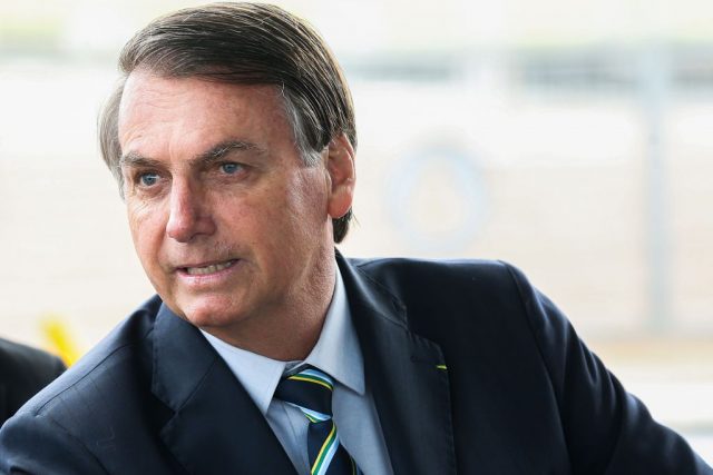 Presidente Jair Bolsonaro cumprimenta turistas no Palácio da Alvorada