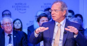 Entenda porque Paulo Guedes foi aplaudido de pé na Suiça