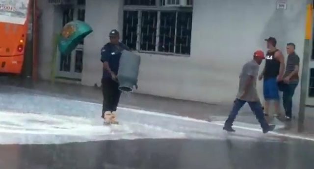 leite na porta da enel
