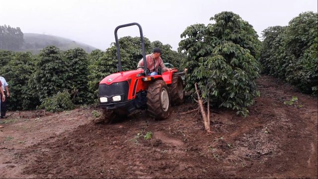 Trator-em-ação-na-Fazenda-Santa-Luzia
