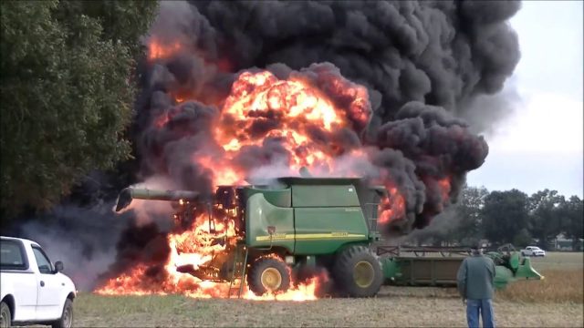 colheitadeira da john deere pega fogo