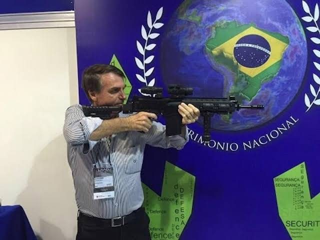Bolsonaro libera venda de fuzis do exército para produtores rurais, caçadores e atiradores