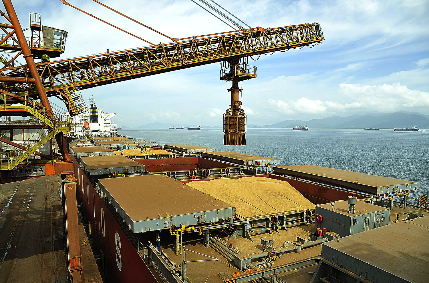 Porto de Paranaguá - Super safra impulsiona exportação de soja.