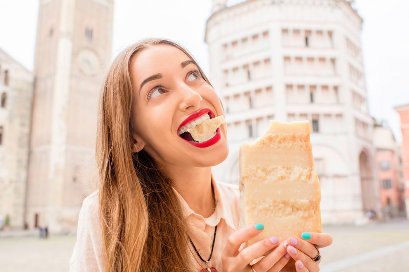 moca comendo queijo