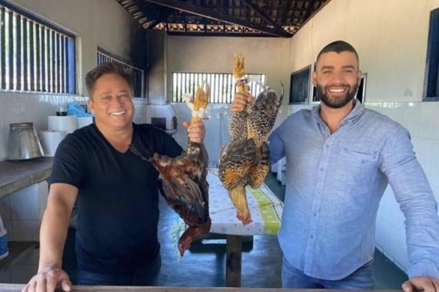 Gusttavo Lima e Leonardo são criticados por foto segurando galinhas mortas