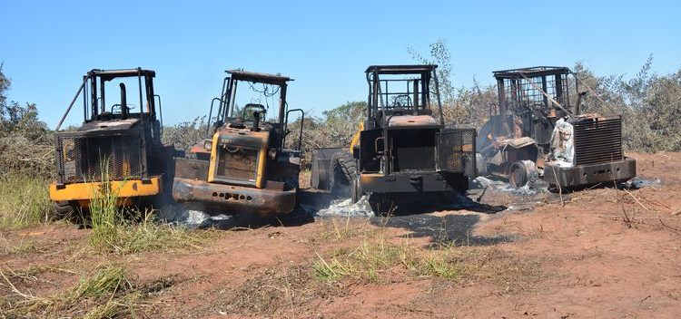 maquinas queimadas no paraguai