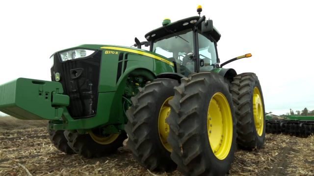 Agricultor grava trator trabalhando sem operador Agricultor grava trator trabalhando sem operador