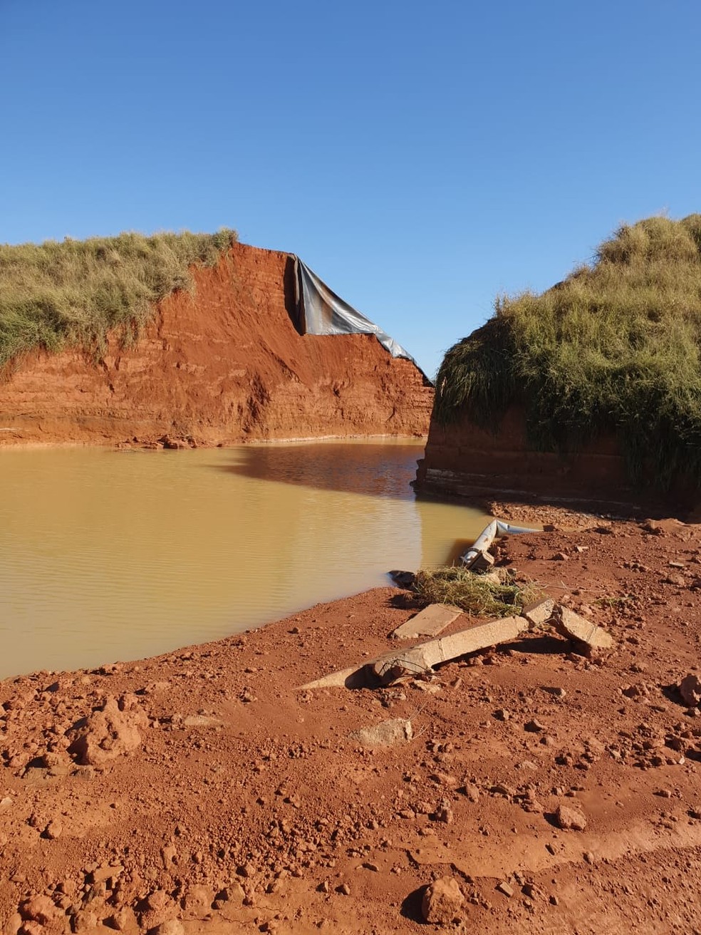 Rompimento de piscinão de irrigação da Fazenda Água Santa em Perdizes MG 5