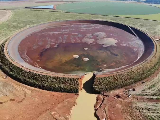 Rompimento de piscinão de irrigação da Fazenda Água Santa em Perdizes MG