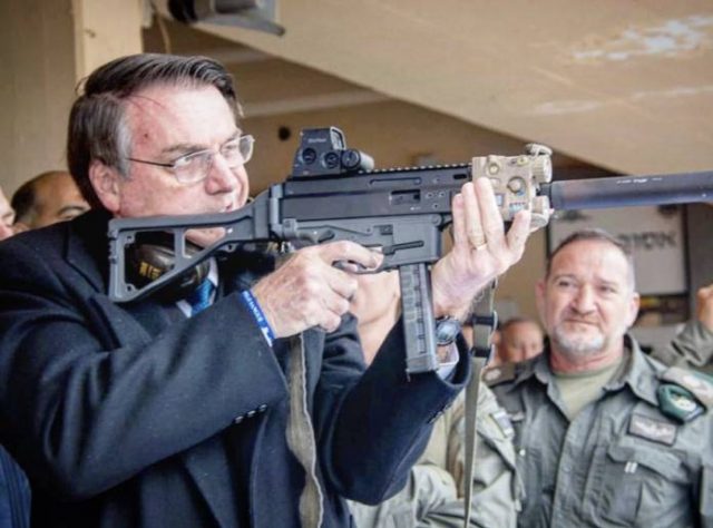 decreto-de-bolsonaro-libera-fuzil-semiautomatico-para-cidadao-comum-bolsonaroarmas-696x516
