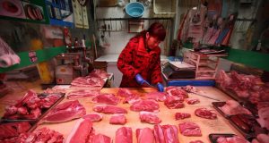 chinesa cortando carne
