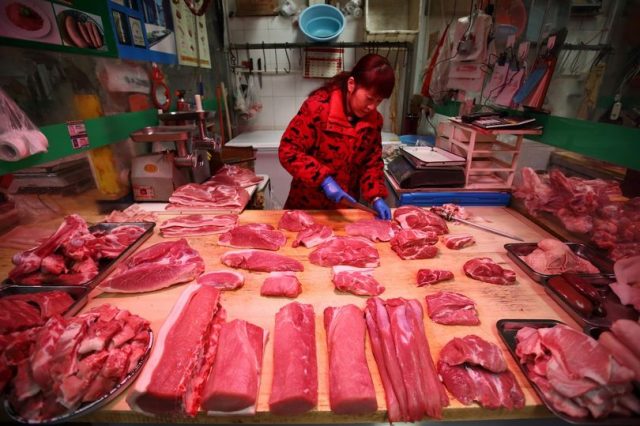 chinesa cortando carne chinesa cortando carne