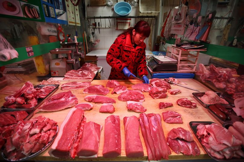 chinesa cortando carne