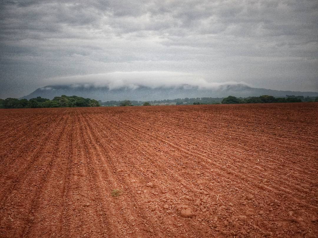 chuva chegando na terra arada