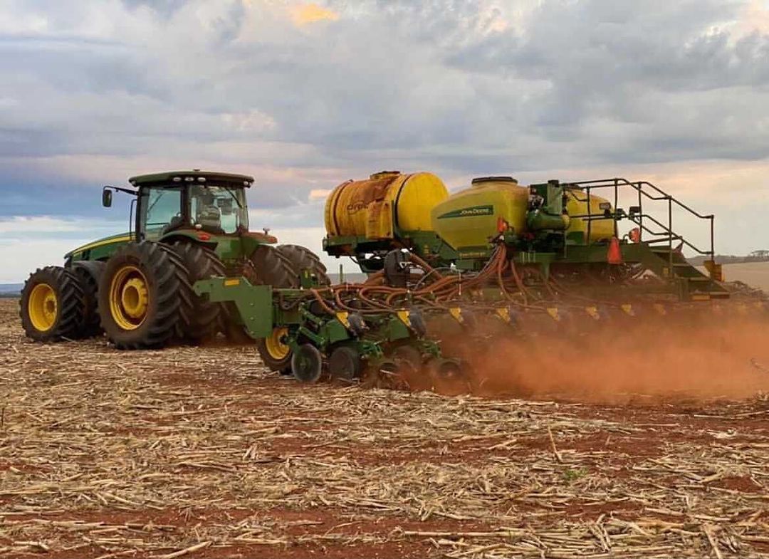 Conjunto John Deere no plantio