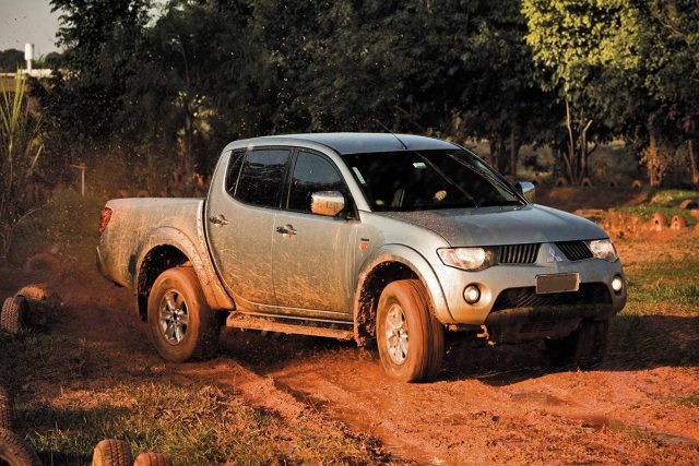 Mitsubishi-L200-Triton-Picapes-de-até-50-mil