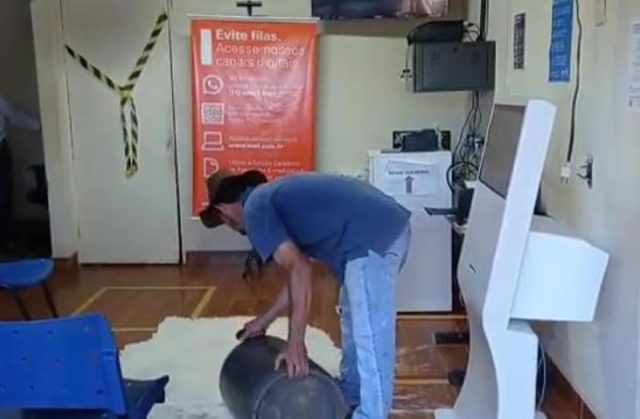 Produtor de leite fica sete dias sem energia elétrica e joga leite no chão da Enel, em Orizona (Foto: Reprodução)
