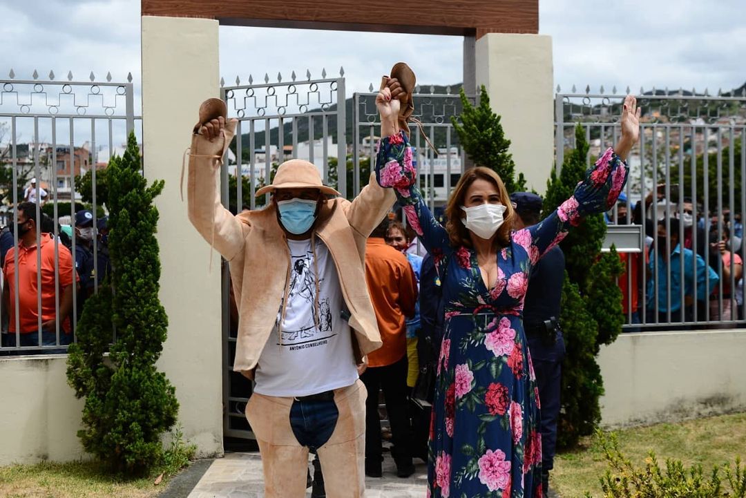 Prefeito de Jacobina toma posse montado em boi e vestido com gibão de couro 1