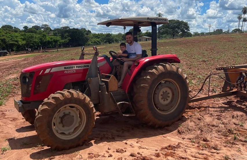 ze neto gradiando terra na fazenda