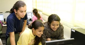 criancas na escola usando computador