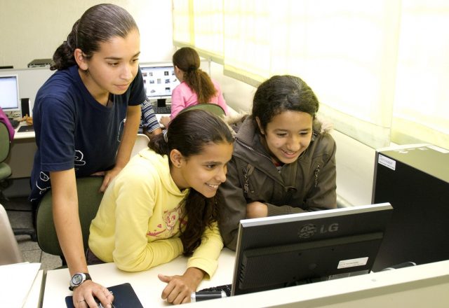 criancas na escola usando computador