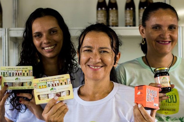 mulheres promovendo produtos de agricultura familiar