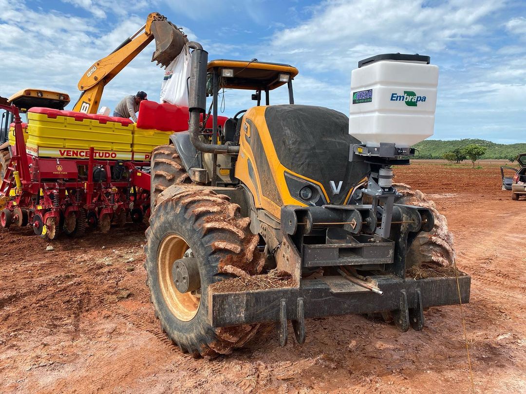 trator valtra carregando semente para o plantio